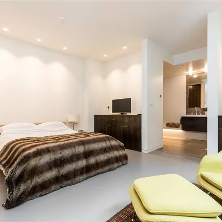 Rent this 6 bed apartment on D Grande in Chiswick High Road, London