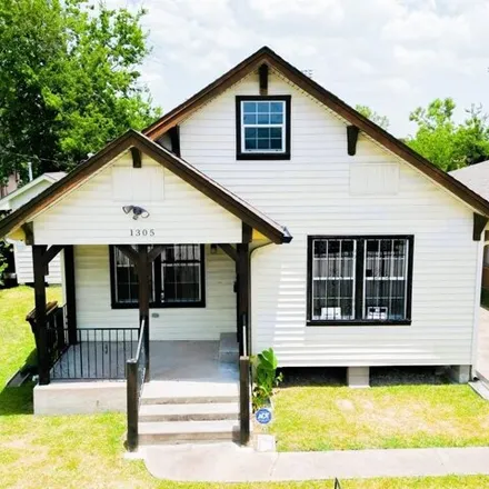 Buy this 2 bed house on Delta Tire Service in Munger Street, Houston
