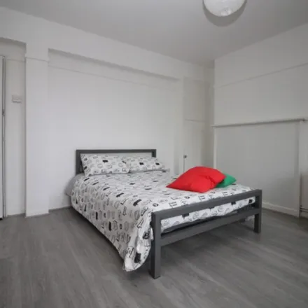 Image 1 - Bredel House, St Paul's Way, Bow Common, London, E14 7AS, United Kingdom - Room for rent
