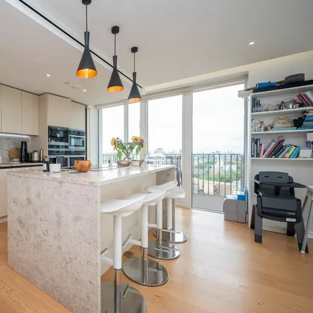 Rent this 3 bed apartment on Quayside in London, E1W 2AE