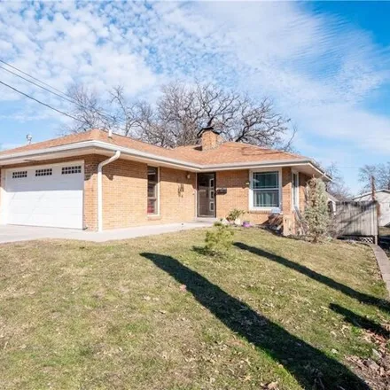 Buy this studio house on 3297 Garden Avenue in Des Moines, IA 50310
