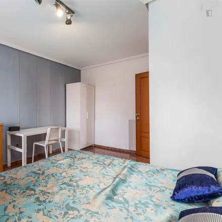 Rent this 5 bed room on Avinguda de la Constitució in 6, 46009 Valencia