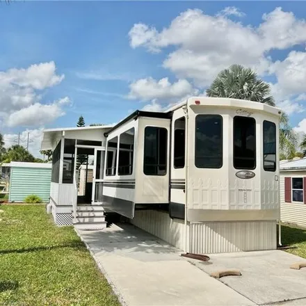 Buy this studio apartment on 1180 Manilla Lane in Bowling Green, Hardee County