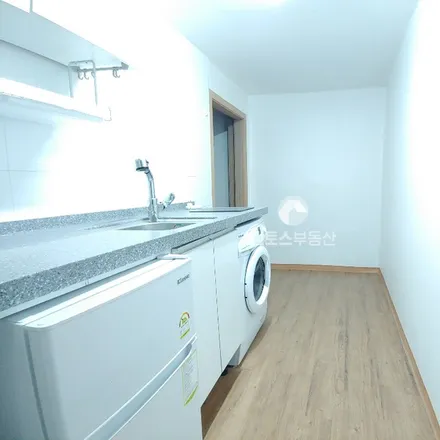 Rent this studio apartment on 서울특별시 송파구 송파동 117-30