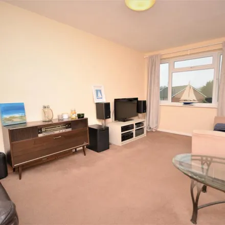 Image 2 - 9 Fairview Gardens, Hale, GU9 0NG, United Kingdom - Apartment for rent