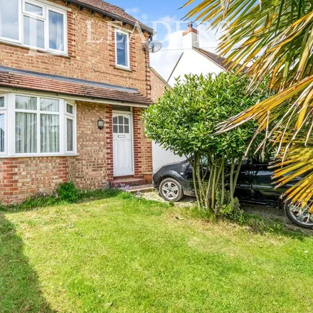 Rent this 3 bed duplex on Salthill Road in Fishbourne, PO19 3QD