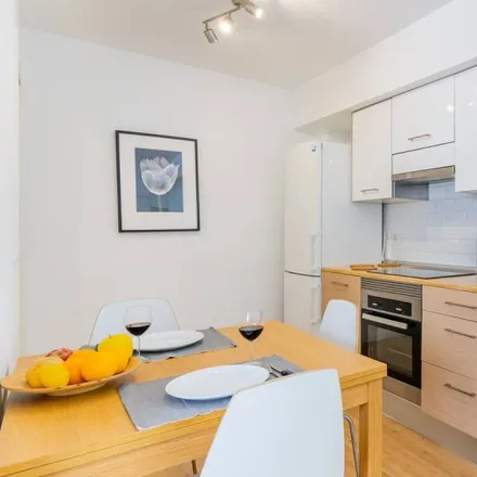 Rent this 2 bed apartment on Bar Mis Tapas in Carrer d'Higinio Noja (Professor), 46023 Valencia