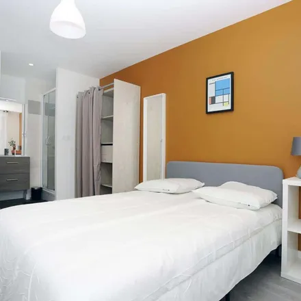 Image 2 - 1 Square d'Anjou, 35043 Rennes, France - Apartment for rent