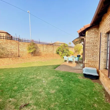 Rent this 2 bed townhouse on unnamed road in Wilgeheuwel, Roodepoort