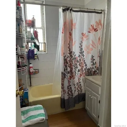 Image 5 - 3041 Voorhies Avenue, New York, NY 11235, USA - House for sale
