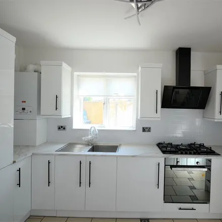 Rent this 3 bed duplex on Howard Avenue in Slough, SL2 1LD