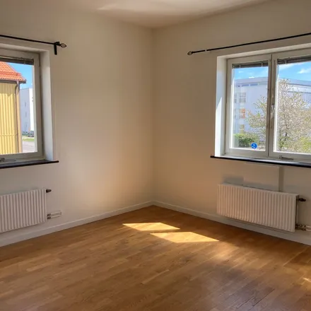 Rent this 2 bed apartment on Papegojvägen 1 in 722 18 Västerås, Sweden