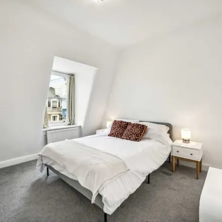 Image 9 - 5 Earl's Court Square, London, SW5 9BZ, United Kingdom - Apartment for rent