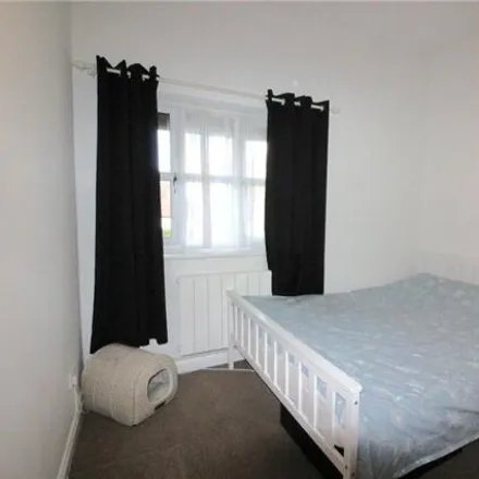 Image 3 - The Pines, Borehamwood, WD6 4RR, United Kingdom - Room for rent