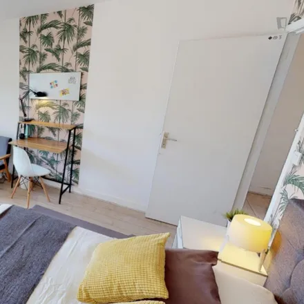 Rent this 4 bed room on 33 Rue d'Hautpoul in 75019 Paris, France