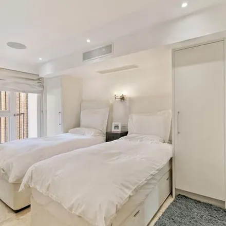 Rent this 4 bed apartment on 33 Hyde Park Gate in London, SW7 5DQ