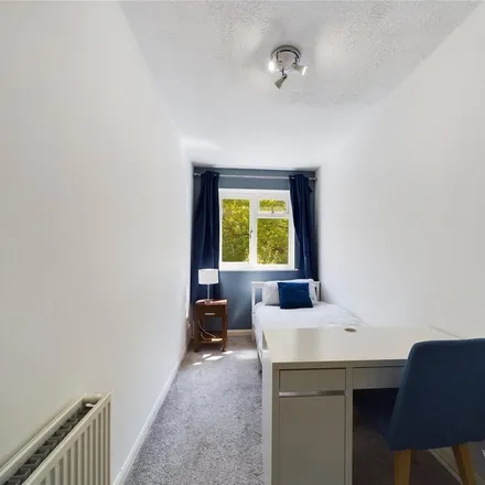 Image 7 - Rollesby Road, London, KT9 2BZ, United Kingdom - Townhouse for rent
