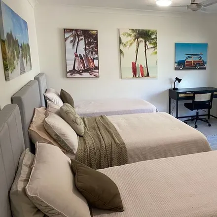 Rent this 2 bed townhouse on North Ward QLD 4810