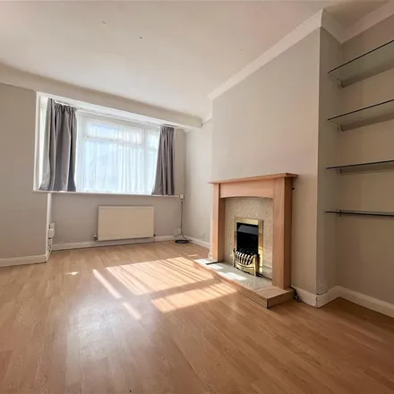 Rent this 3 bed townhouse on Midhurst Gardens in London, UB10 9DP