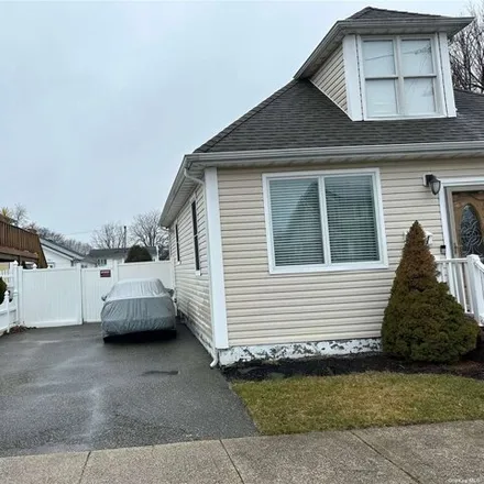 Image 2 - 151 North 5th Street, Village of Lindenhurst, NY 11757, USA - House for rent