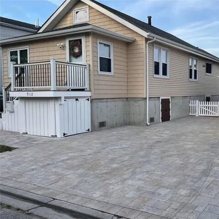 Buy this 3 bed house on 912 South 6th Street in Village of Lindenhurst, NY 11757