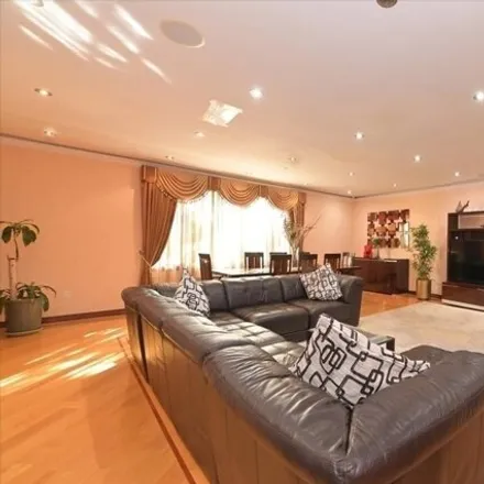 Image 1 - 64-24 Asquith Crescent, New York, NY 11374, USA - House for sale