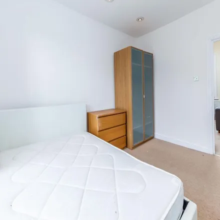Rent this 2 bed apartment on 84 Victoria Road in London, N4 3AR