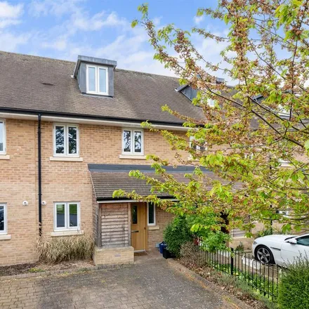 Rent this 3 bed townhouse on New Mossford Way in London, IG6 1FU