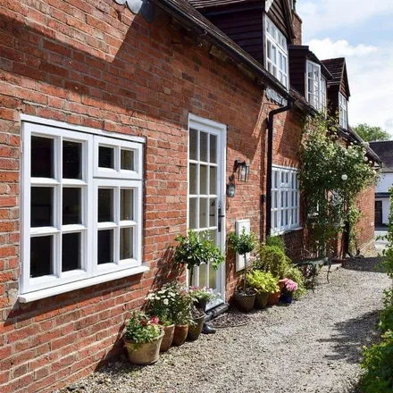 Rent this 2 bed house on Bella Cappelli in Becks Croft, Henley-in-Arden