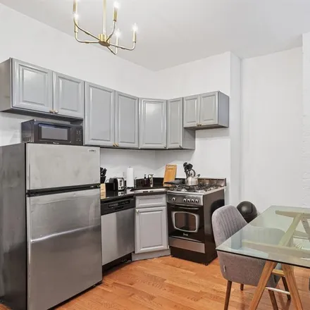 Image 4 - 31 Saint Mark's Place, New York, NY 10003, USA - Room for rent
