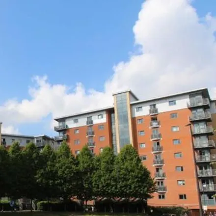Buy this 1 bed apartment on 6 City Walk in Leeds, LS11 9BJ