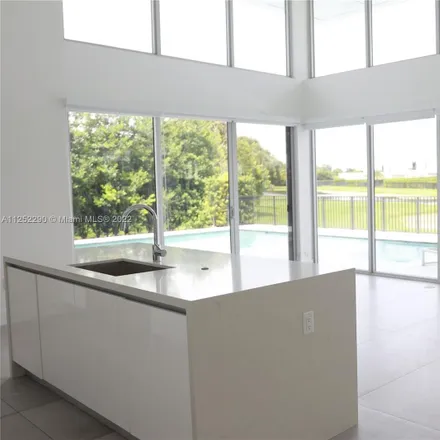 Image 3 - 512 Village Lake Drive, Weston, FL 33326, USA - House for sale