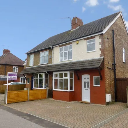 Rent this 3 bed duplex on Luton Road in Dunstable, LU5 4LP