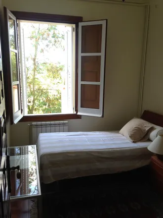 Rent this 4 bed room on Camí de Sant Cugat in 30, 08001 Barcelona
