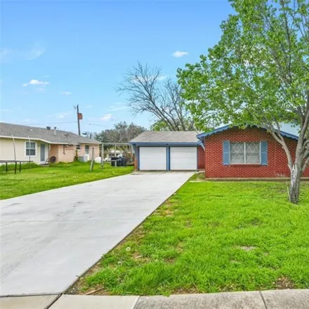 Image 2 - 2888 Mark Twain Drive, Farmers Branch, TX 75234, USA - House for rent