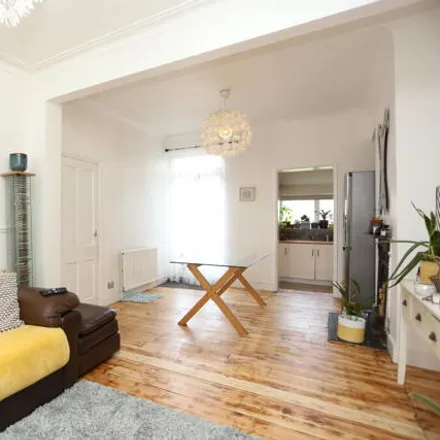 Image 5 - Glenfarg Road, London, SE6 1XW, United Kingdom - Townhouse for sale