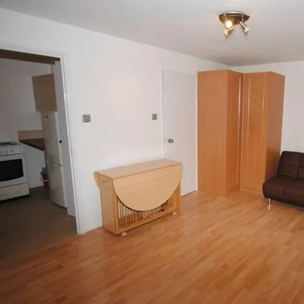 Image 2 - 6 King George's Avenue, Holywell, WD18 7QE, United Kingdom - Apartment for rent