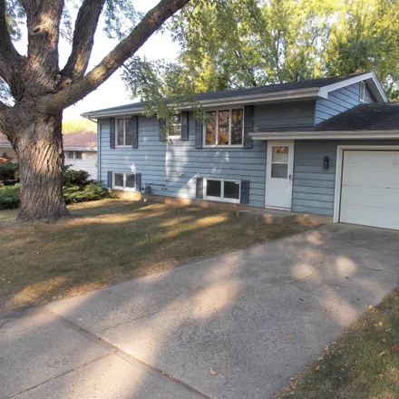 Buy this 4 bed house on 6 Silver Lane in Mason City, IA 50401