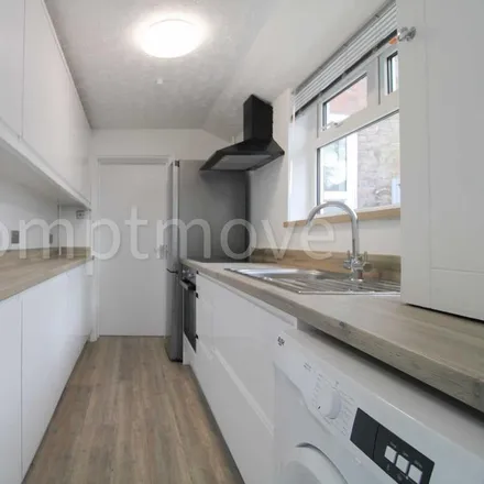 Image 7 - Turners Road South, Luton, LU2 0PH, United Kingdom - Townhouse for rent