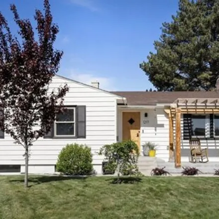 Buy this 4 bed house on 1257 Gowen Avenue in Richland, WA 99352