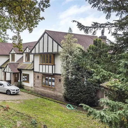Rent this 5 bed house on The Ridgeway in Cuffley, EN6 4AX