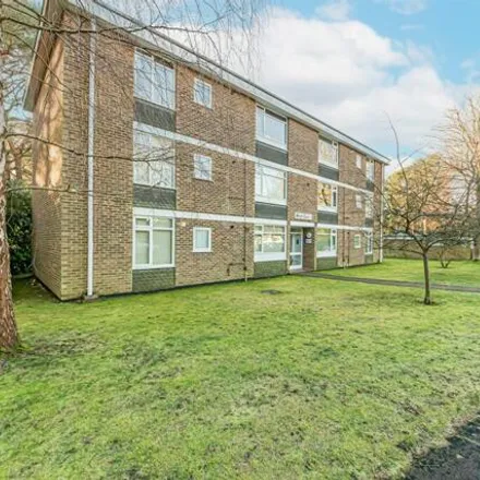 Rent this 2 bed room on Edgcumbe Park Drive in Crowthorne, RG45 6HY