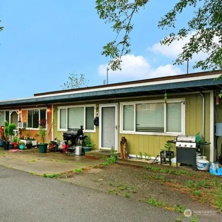 Buy this studio house on 808 Woodford Avenue North in Kent, WA 98031