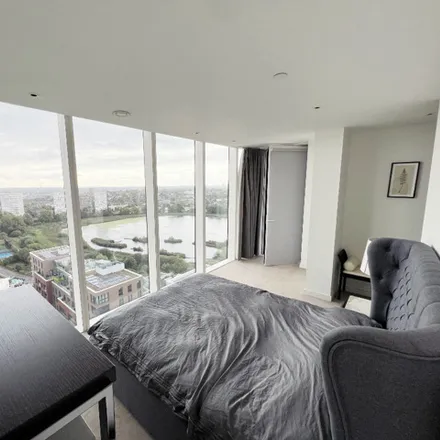 Rent this 3 bed room on Skyline Tower in Woodberry Grove, London
