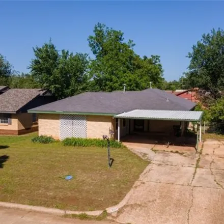 Buy this 5 bed house on 920 North Juniper Avenue in Midwest City, OK 73130