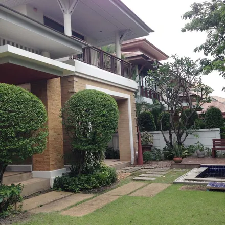 Rent this 4 bed apartment on Soi Phatthanakan 52 in Suan Luang District, Bangkok 10250