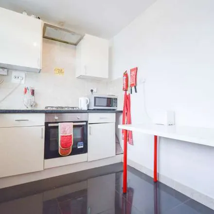 Image 5 - 31-50 Shadwell Gardens, St. George in the East, London, E1 2QJ, United Kingdom - Apartment for rent