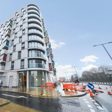 Buy this 2 bed apartment on Chatham Square in Chatham Street Roundabout, Reading