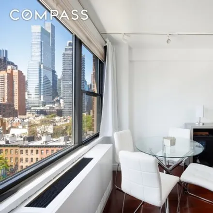 Image 3 - 301 East 62nd Street, New York, NY 10065, USA - Apartment for sale