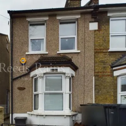 Buy this 3 bed duplex on China Express in Colney Road, Dartford